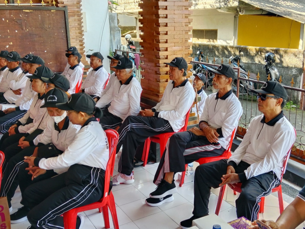 Antusias Lansia Untal-Untal Mengikuti Kegiatan Penutupan Posyandu Lansia dan Pengecekan Kesehatan 